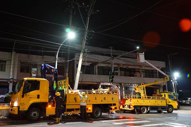 台电人员也紧急到现场抢修，所幸电线并未遭拉断，紧急先将电杆固定，待后续进行更换。(吴建辉摄)