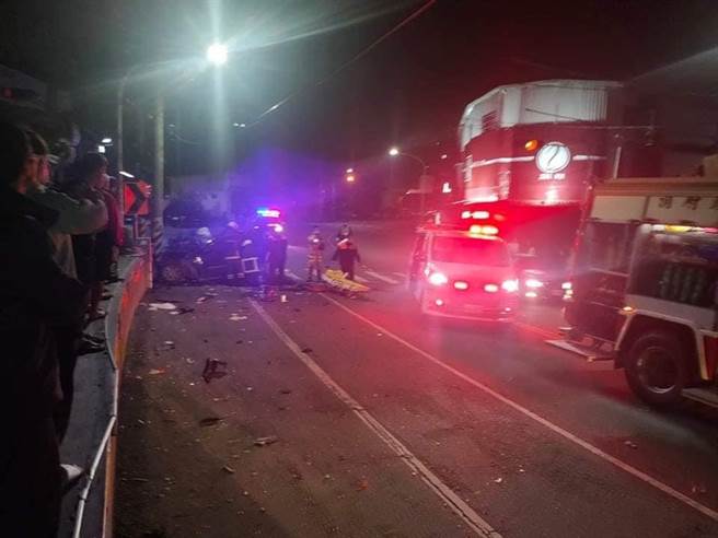 沈男几乎在无煞车的情况下，撞上Y字路口中间的电线杆，由于撞击力道过猛，自小客车零件四散，几乎看不出车型。(翻摄脸书南投人聊天室／吴建辉南投传真)