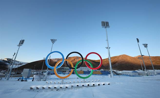 北京冬奧冬奧開幕式點燃聖火的是中國來自新疆的選手，《紐約時報》報導為「維吾爾名字的運動員」並稱是「被逼點火」，充滿負面情緒。(圖／路透社)