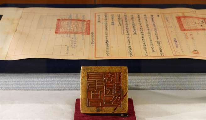 最高法院挑选出1937年至1975年的法官手写裁判书影本18则，其中迁台前的裁判书有5则，法官以毛笔书写裁判书。最高法院提供