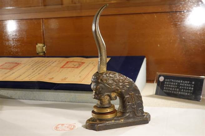 最高法院挑选出1937年至1975年的法官手写裁判书影本18则，其中迁台前的裁判书有5则，法官以毛笔书写裁判书。最高法院提供