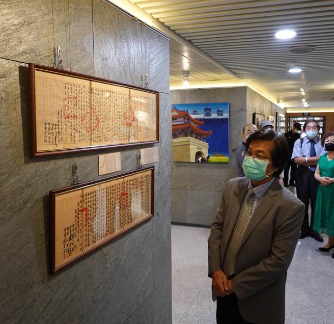 最高法院院长吴灿开箱这些手写裁判书及大师作品。最高法院提供