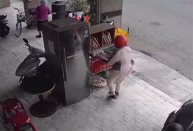 高雄一名婦人，頭戴安全帽掃光「愛心冰箱」，連雞蛋都整盒捧走，讓主人怒：上次拿6包米還不夠？(翻攝自臉書仁武人大小事)