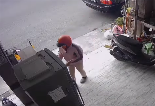 高雄一名婦人，頭戴安全帽掃光「愛心冰箱」，連雞蛋都整盒捧走，讓主人怒：上次拿6包米還不夠？(翻攝自臉書仁武人大小事)