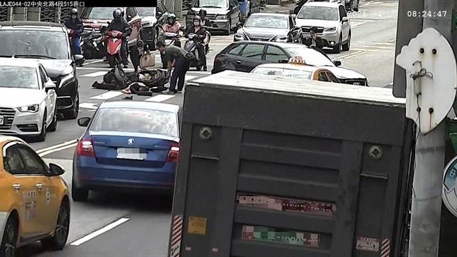 台北市警方指出，如果有人受伤倒地时，除避免任意移动伤患，并应做好现场警示措施，尤其夜间，可利用手机变身萤光棒、机车方向灯变身警示灯，以免发生二次事故。（台北市警局提供）