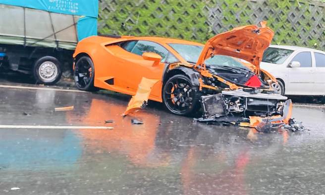 淡水往三芝方向，一輛千萬雙門藍寶堅尼疑似失控自撞，整輛車頭全爛。(翻攝臉書細說淡水社團)