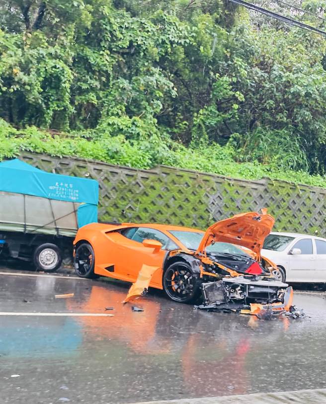 淡水往三芝方向，一輛千萬雙門藍寶堅尼疑似失控自撞，整輛車頭全爛。(翻攝臉書細說淡水社團)