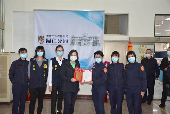 蔡英文总统（左四）今（3日）大年初三上午赴台南归仁分局春节慰勉员警连假期间辛劳，与女警们合影。（民眾提供）