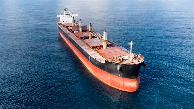 由于需求降低，散装船运价走跌。（图／shutterstock）