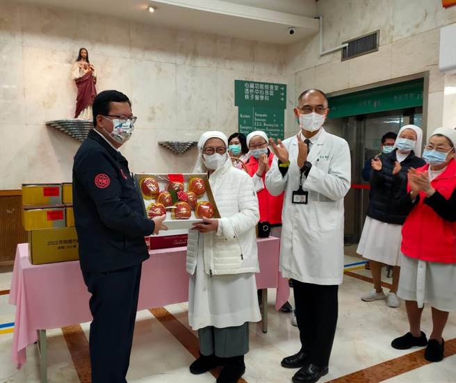 郑文灿春节至圣保禄医院慰劳医护人员坚守岗位   。(院方提供／吕筱蝉桃园传真)