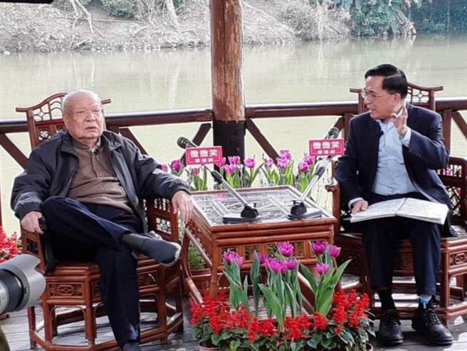 前总统陈水扁（右）专访时被发现左脚边有尿袋。（图／摘自陈水扁脸书）