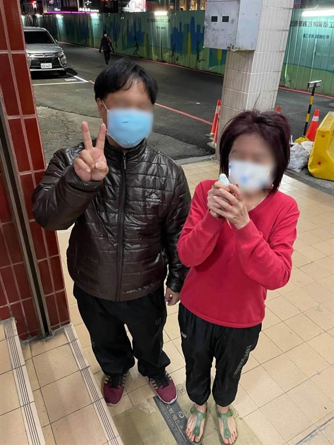 李妇捧着失而復得的爱鸟「胖妞」，高兴地和拾获鹦鹉的林男合影。（翻摄照片／石秀华高雄传真）