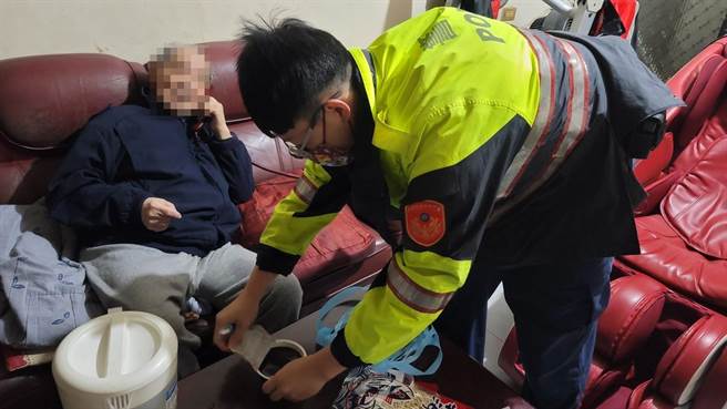 老翁過年獨居想吃湯圓，員警聽出弦外之音通知家人陪伴老父。(警方提供／呂筱蟬桃園傳真)