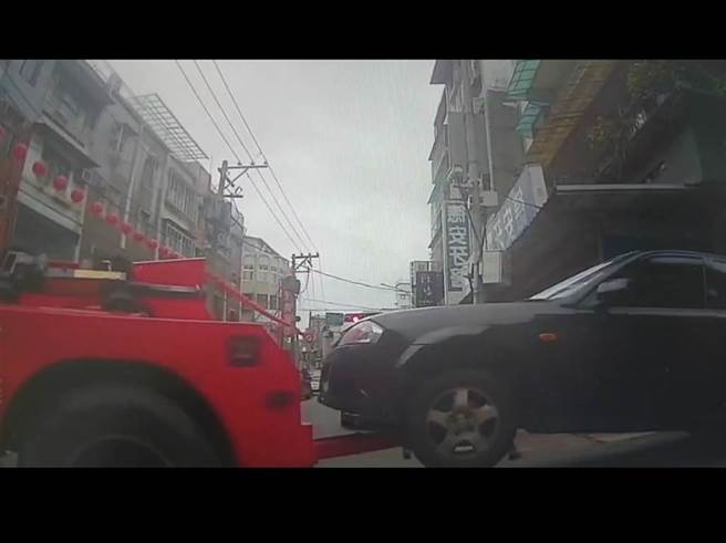 车停「无尾巷」巷口回南部过年 住户气炸出招回击。（图翻摄自影片）	
