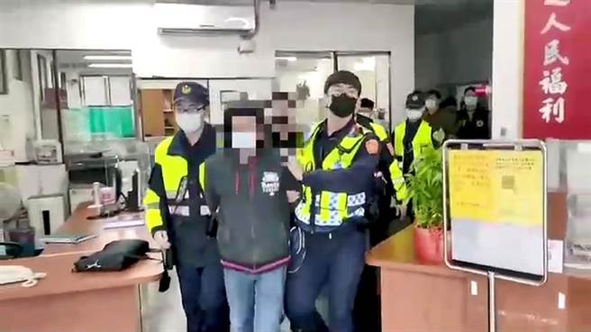 宜兰县吴姓男子（中）找来友人助阵，导致杨姓男子遭砍伤，警方讯后依杀人未遂等罪嫌，将吴男等人送办。（警方提供／李忠一宜兰传真）