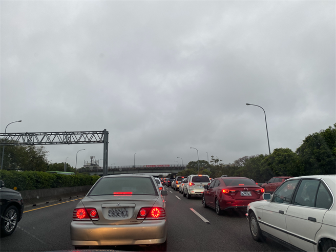 國一南下豐原路段因車禍造成車流回堵。（江昭青攝）