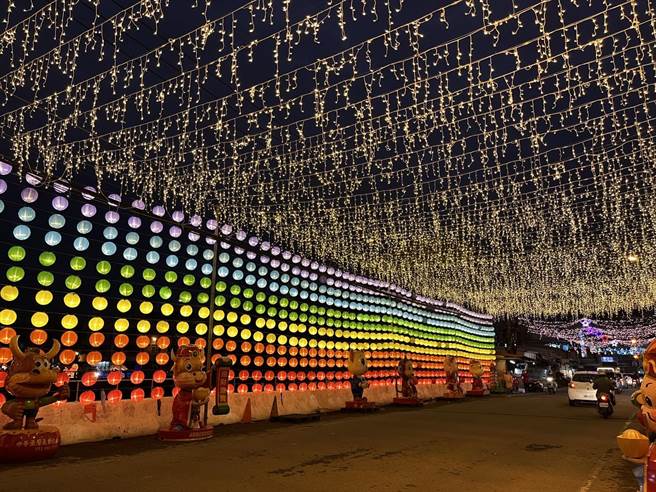 顶番婆灯饰亮起，亮晶晶。（鹿港镇公所提供／吴敏菁彰化传真）