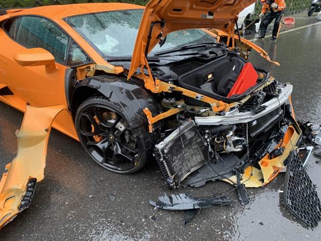 小牛超跑自撞，車頭幾乎全毀。（民眾提供）