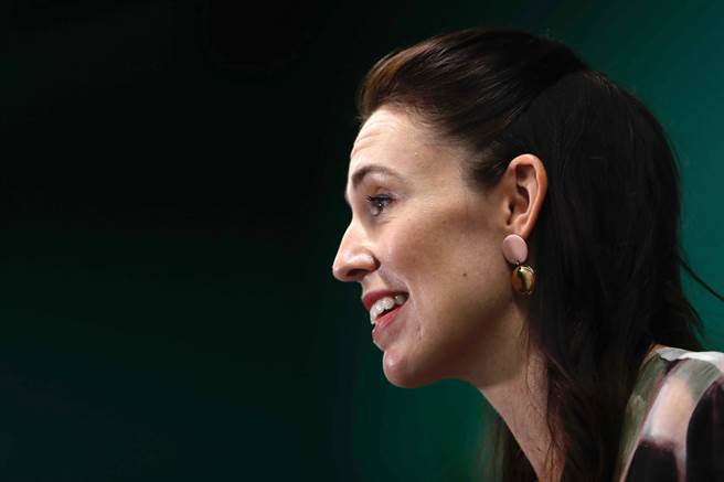 纽西兰总理阿尔登（Jacinda Ardern）今天表示，今年2月底起逐步开放特定对象入境，但预期10月以前还不会全面开放边界。(图／美联社)