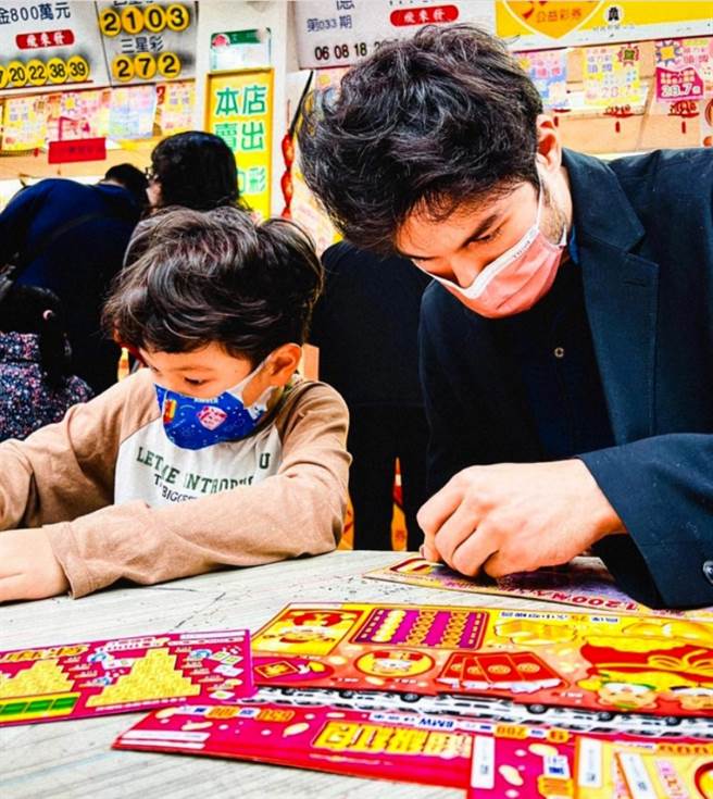 过年期间凤小岳带着儿子去彩券行玩刮刮乐，父子俩戴口罩却遮不住帅气，连髮型都一样，让网友大讚「吸睛父子檔」。(图/ 摘自凤小岳Rhydian Vaughan脸书)