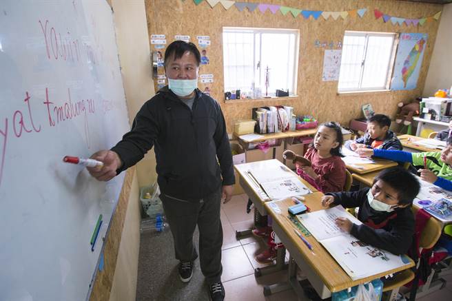 李永成（左）現任象鼻國小族語老師，自行設計教案，讓學生從小文化扎根。（黃子明攝）