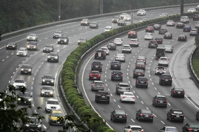 高公局预估明天初四国道9个路段将会非常壅塞，呼吁北上民眾尽量提前在上午先出发。(图／陈信翰摄)