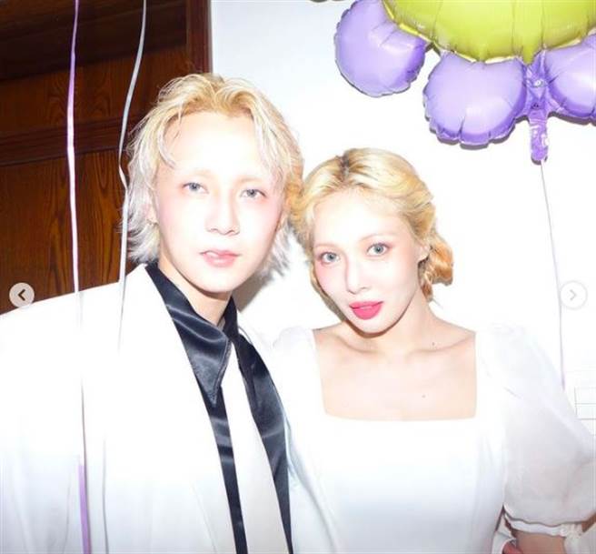 泫雅和Dawn交往6年，疑似求婚成功。（图／翻摄自IG）