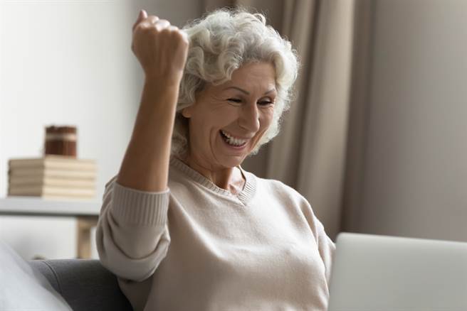 英國1名媽媽和兒子合資買刮刮樂，抱回120萬英鎊。（示意圖／達志影像）