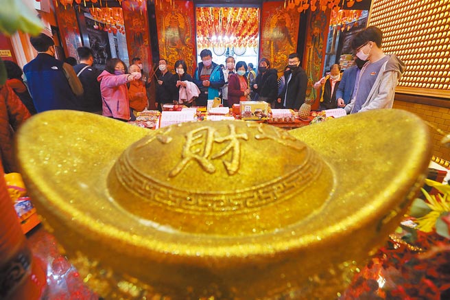 不少民眾在大年初二到台北松山霞海城隍廟拜財神爺，祈福求財運。（劉宗龍攝）