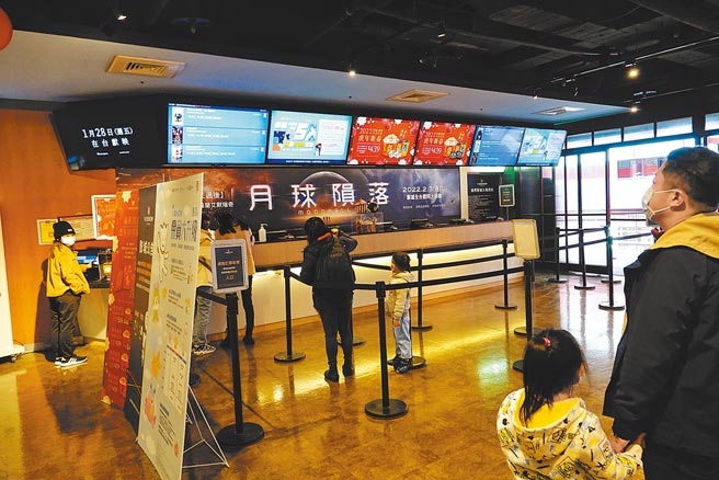 受到疫情升溫，台北市電影院2月1日起影廳內禁止飲食，影城販賣部雖然還是可以營業，台北信義威秀影城2日上門的顧客明顯減少許多。（陳信翰攝）
