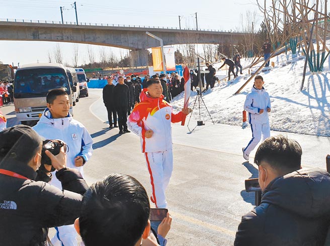 被大陆媒体称为「卫国戍边英雄」的祁发宝，也参与传递圣火。（蓝孝威摄）