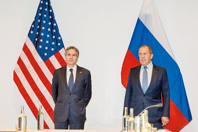 乌克兰危机一触即发，美国国务卿布林肯与俄罗斯外长拉夫罗夫进行电话会谈，美方敦促俄国「立即」让紧张情势降温，并从乌克兰边界撤军。图为布林肯与拉夫罗夫2021年会晤的画面。（新华社）