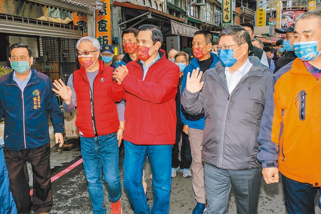 前总统马英九（中）2日逛北埔老街，一路保持「拱手不握手」与民眾拜年。（罗浚滨摄）