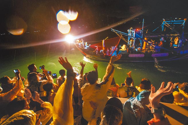 为了不让游客败兴而归，蹦火船在观光船边加码「示范演出」，火长再次点燃火石，伴随着口令，操网手们熟练的放下渔网，卖力的捞起空空的鱼网，在演出结束时，船员们向游客挥手致意，宛如海上舞台剧般，在游客的掌声中谢幕。■摄影／陈信翰