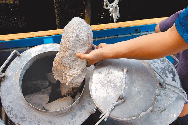 蹦火船利用电石（电土）经加水后所产生乙炔，「蹦」的一声，瞬间点燃火炬，用来吸引趋光性的青鳞鱼靠近，利于捕捞。■摄影／陈信翰