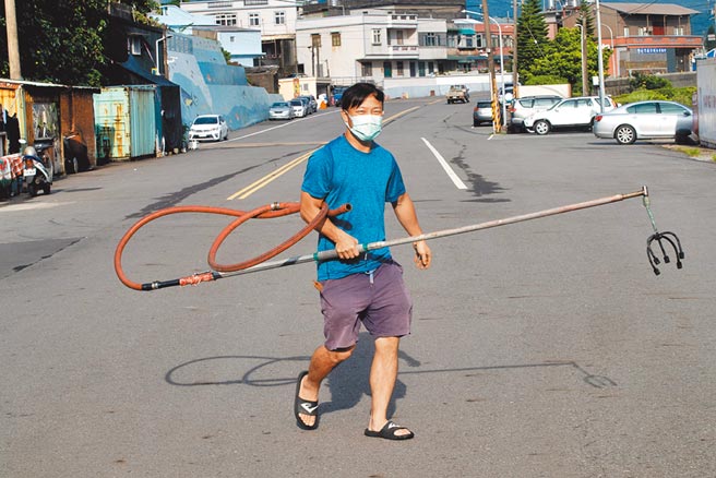 返乡承接父业的简士凯接手「富吉268号」蹦火渔船「火长」的职务，他坦言，出海的收入丰沃，是吸引他讨海主要原因之一。■摄影／陈信翰