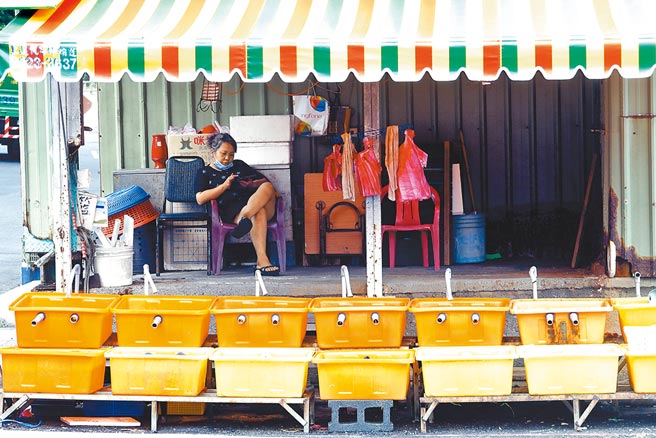 蹦火船受到海洋资源匮乏影响加上疫情衝击，面临严峻考验；磺港周边原本人潮熙攘的龟吼渔港，受到疫情影响，生意也都明显下滑。■摄影／陈信翰