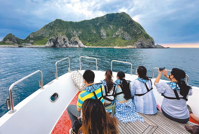 蹦火船与观光船业者携手合作，吸引不少观光客前往，除了维持船员的生计外，更重要的是保存台湾传统补渔技艺的文化价值。图为周边景点基隆屿。■摄影／陈信翰
