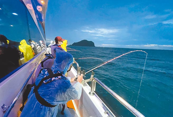 观光船除了欣赏蹦火船的捕鱼技法外，还安排海钓等观光行程。■摄影／陈信翰