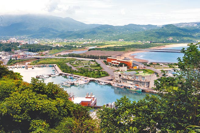 远眺磺港，这里的「磺港渔火」曾是昔日着名的金山八景之一，如今已不復见。■摄影／陈信翰