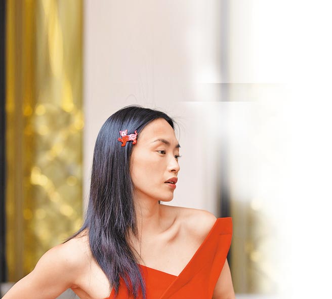 年节佩戴虎年珠宝和髮饰，为整体造型更添喜气和年味。（ALEXANDRE提供）