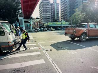 台中南區2部小貨車追撞 後車司機腳卡變形車體內