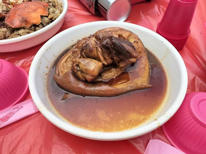 原PO表示，看到腿庫沒筍絲，反應店家後，對方竟回答這道是「德國豬腳」，讓他哭笑不得。(圖／爆料公社)