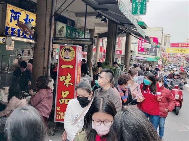 春节连假人潮示意图。图为春节连假首日，台南市国华街美食吸引大批排队人潮。（台南市观旅局提供／程炳璋台南传真）