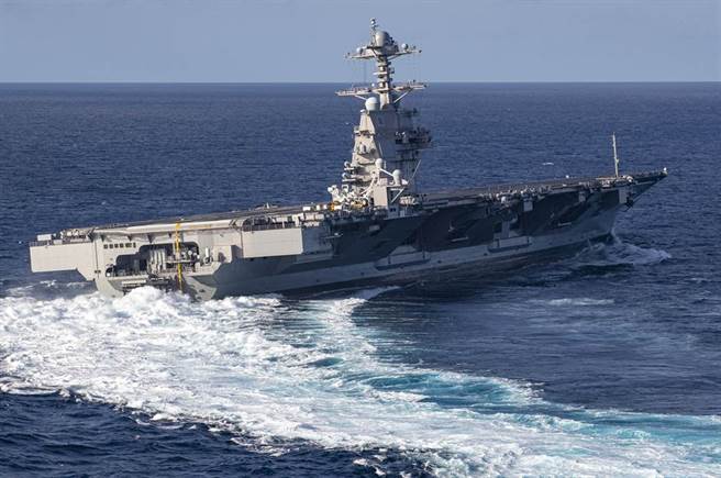 「福特」号航母2019年10月29日在大西洋高速转弯的画面。（美国海军）