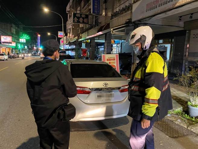 桃園市大園區有名倪姓男子買完年貨找不到車以為被偷，警方利用電眼調閱行車軌跡，最後發現是烏龍一場，是男子忘了車放哪。（陳夢茹桃園傳真／大園警分局提供）