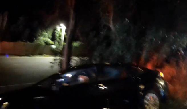 桃园市芦竹区有名营业小客车驾驶，因不熟路况、灯光昏暗，不慎滑落山区道路卡在边坡。桃园市芦竹警分局提供／陈梦茹桃园传真）