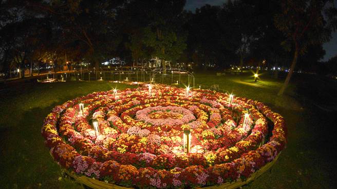 台湾灯会在高雄结合农业，创造奇幻花园。（高巿府观光局提供）
