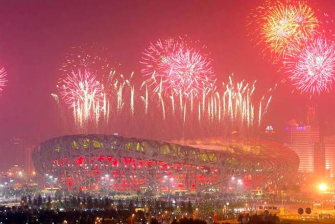 冬奥鸟巢开幕式，进场安检高规格。图为2008北京奥运开幕式鸟巢施放烟火。（中新社）