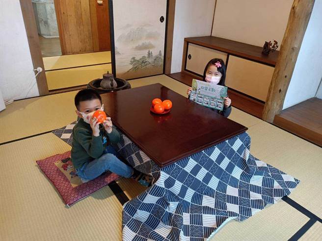 新北市立黄金博物馆即日起至2月6日（初六）春节期间，民眾只要到游客中心索取「日常之歌」学习单，再到四连栋记录各种声音位置，便可兑换限量精美小虎窗花材料包。（黄金博物馆提供）